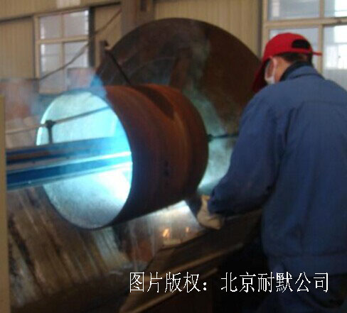 正在對(duì)管道內(nèi)壁堆焊耐磨層